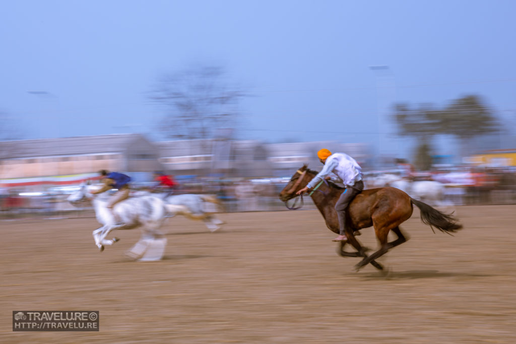 Use of slow shutter speed and panning to capture speed - Travelure ©