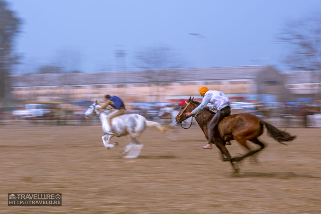 Use of slow shutter speed and panning to capture speed - Travelure ©