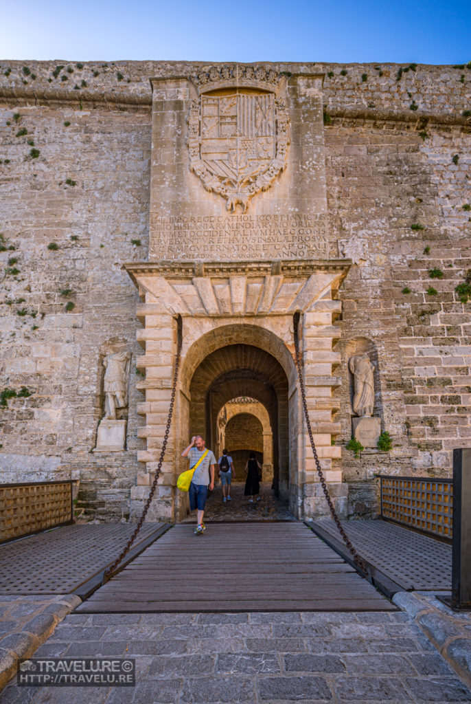 Largest entrance of Dalt Vila opens out towards the old city of Ibiza - Travelure ©