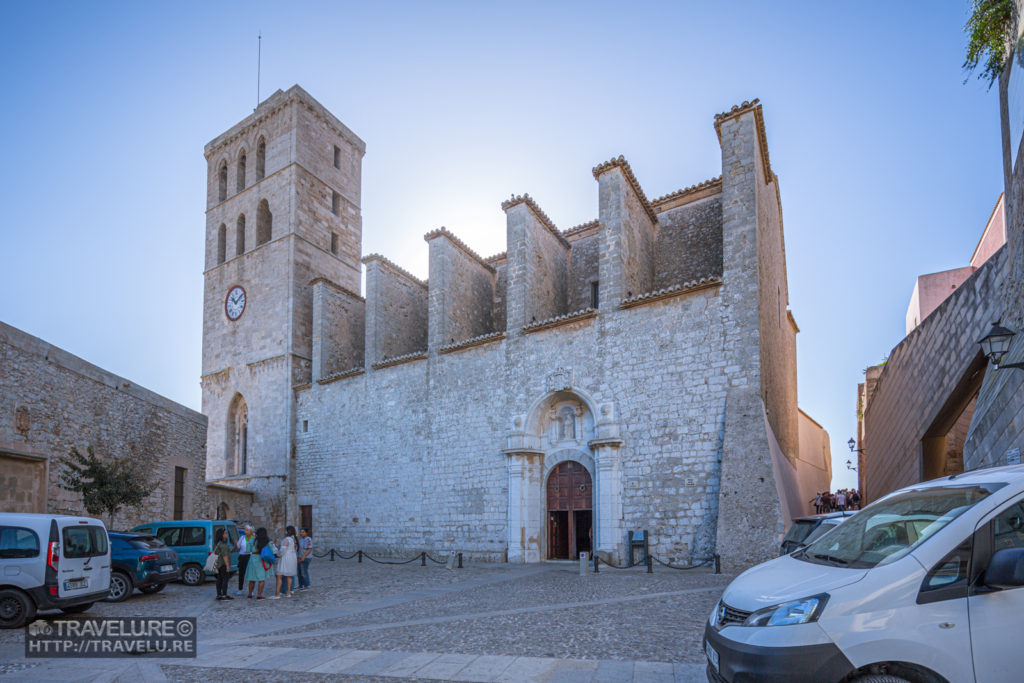 Cathedral inside Dalt Vila - Travelure ©