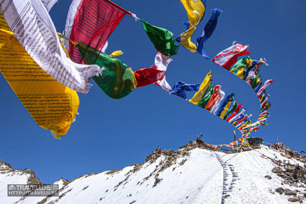 Capturing snow texture and maintaining composition elegance - Prayer flags, Khardung la - Travelure ©