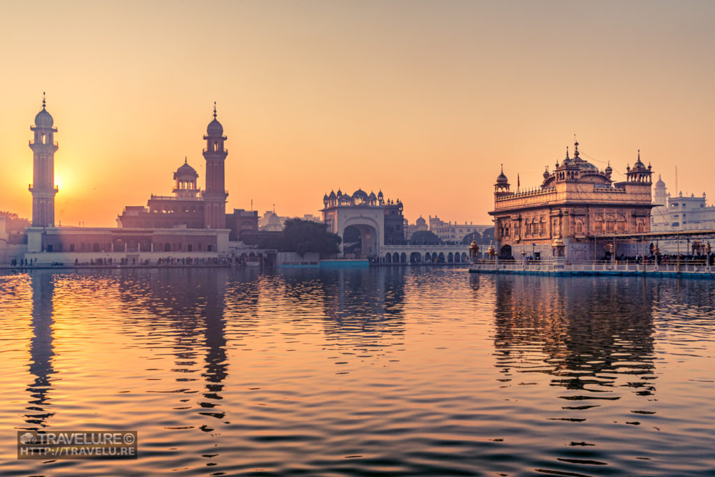 Golden Temple, Amritsar, at sunrise - Travelure ©