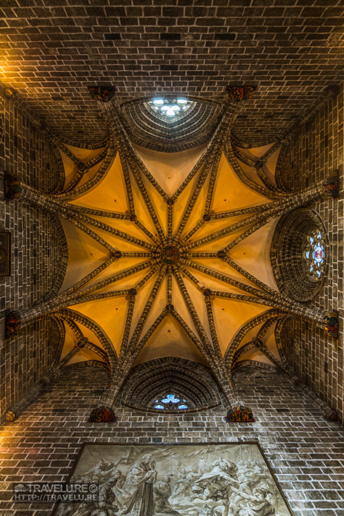 Chapel of Chalice inside Valencia Cathedral - Travelure ©