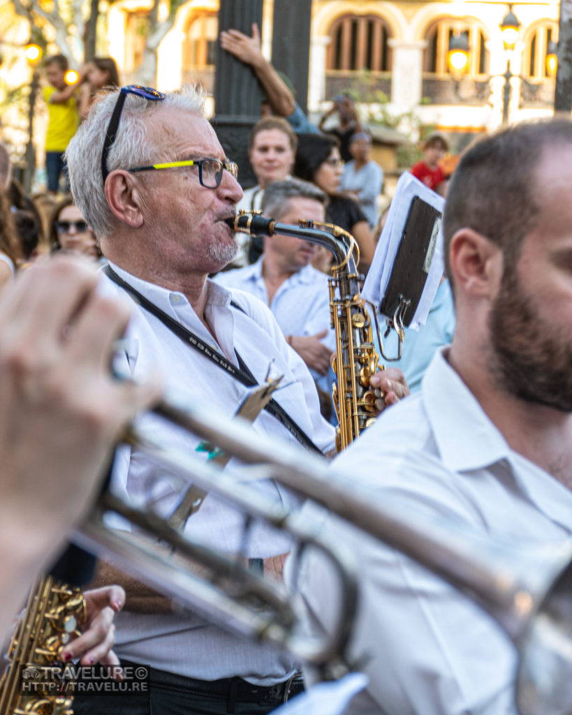 Valencia Sax Player - Cutting the Clutter for a Balanced Frame - Travelure ©