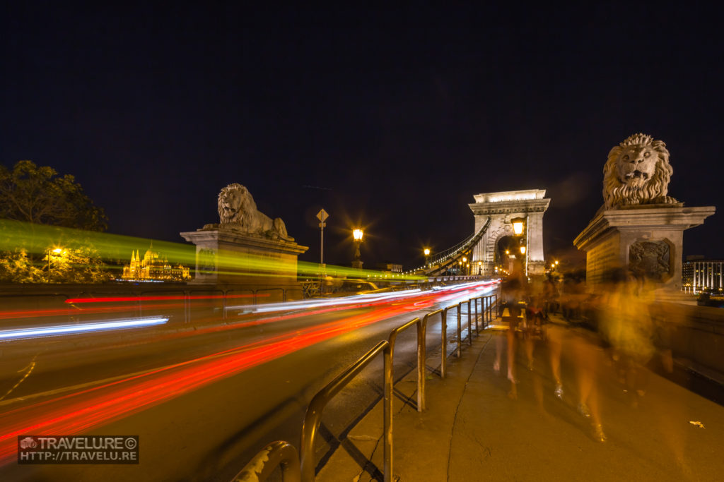 Chain Bridge Budapest Night Shot - Cutting the Clutter for a Balanced Frame - Travelure ©