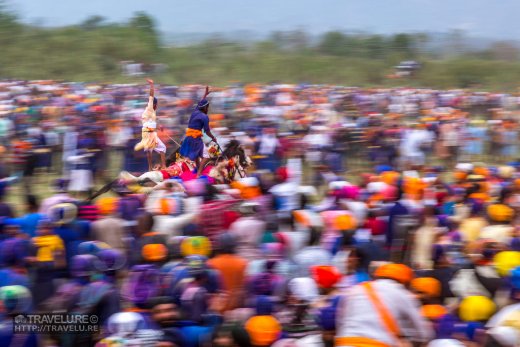 Daredevil riders at Hola Mohalla, Anandpur Sahib, Punjab - Cutting the Clutter for a Balanced Frame - Travelure ©