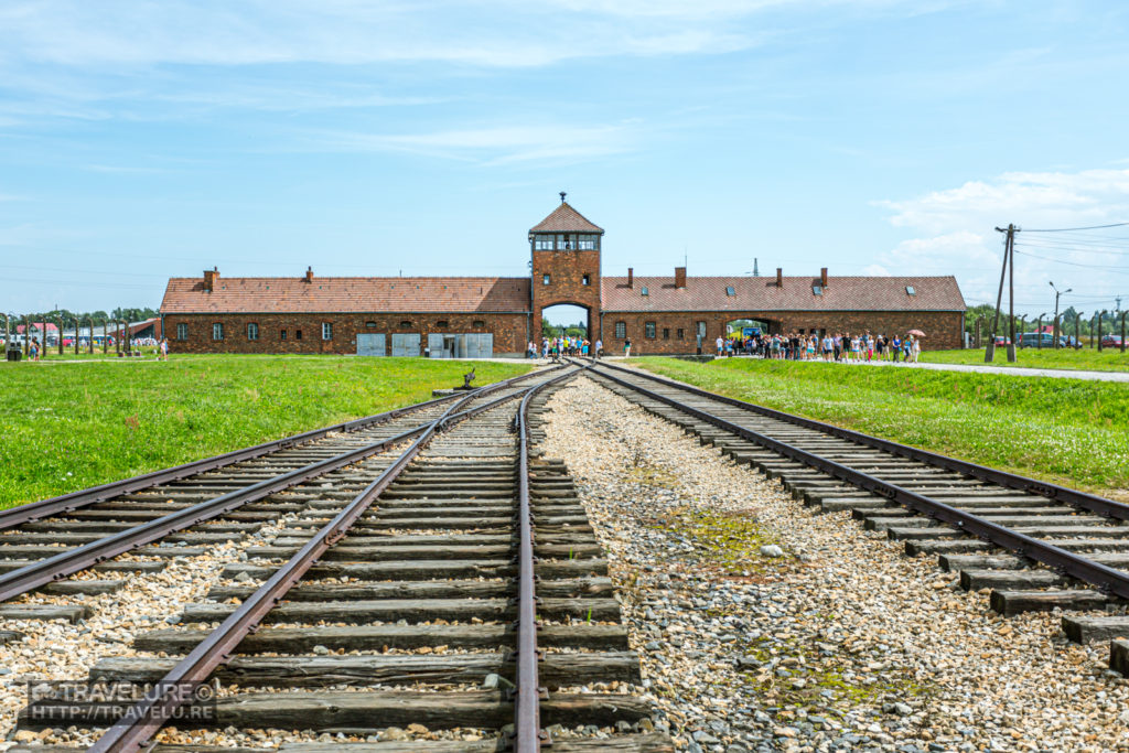 In colour, the mood of this 'Gate of Death' shot from Auschwitz is bright. That is not suited for this sombre memorial. - Travelure ©