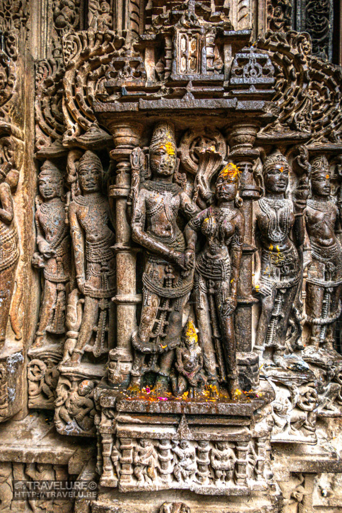 That low-contrast shot of stone carvings from Mamleshwar at Omkareshwar is not a bad shot in colour - Travelure ©