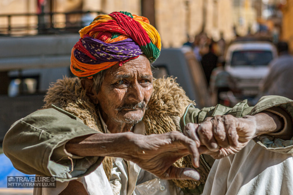 Photographing the clothes - Old man at Jaisalmer - Travelure ©