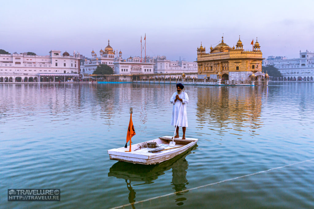 Karsevak at Golden Temple - Travelure ©