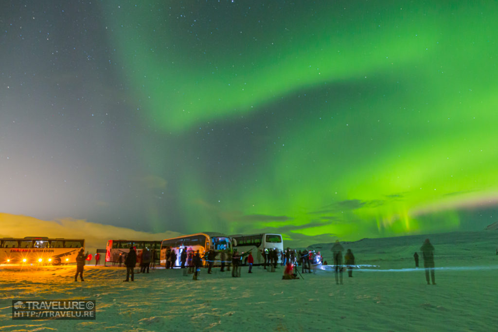 Many bus tours landed at the same spot to hunt for auroras in Iceland - How to Shoot Auroras - Travelure ©