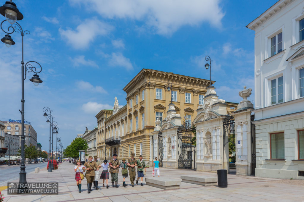 Scouts and Guides outside Warsaw University - Travelure ©