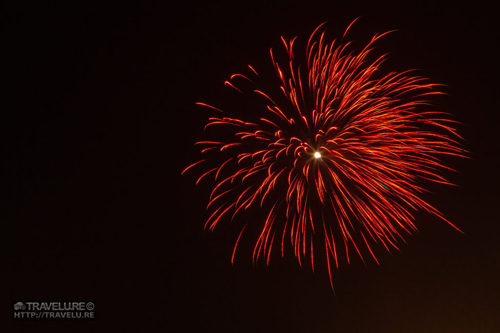 A narrow aperture for razor-sharp light streaks - Simple Steps to Shoot Fireworks - Travelure ©