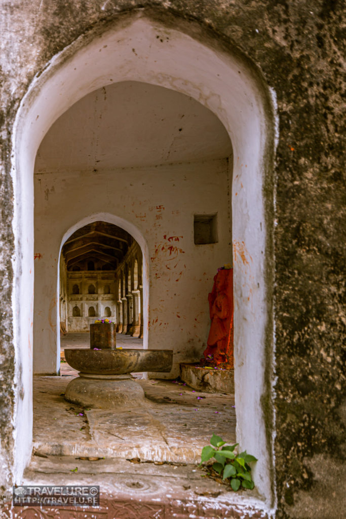 A Shiva temple just outside Diwan-e-Aam in Raja Mahal, Orchha - Travelure ©