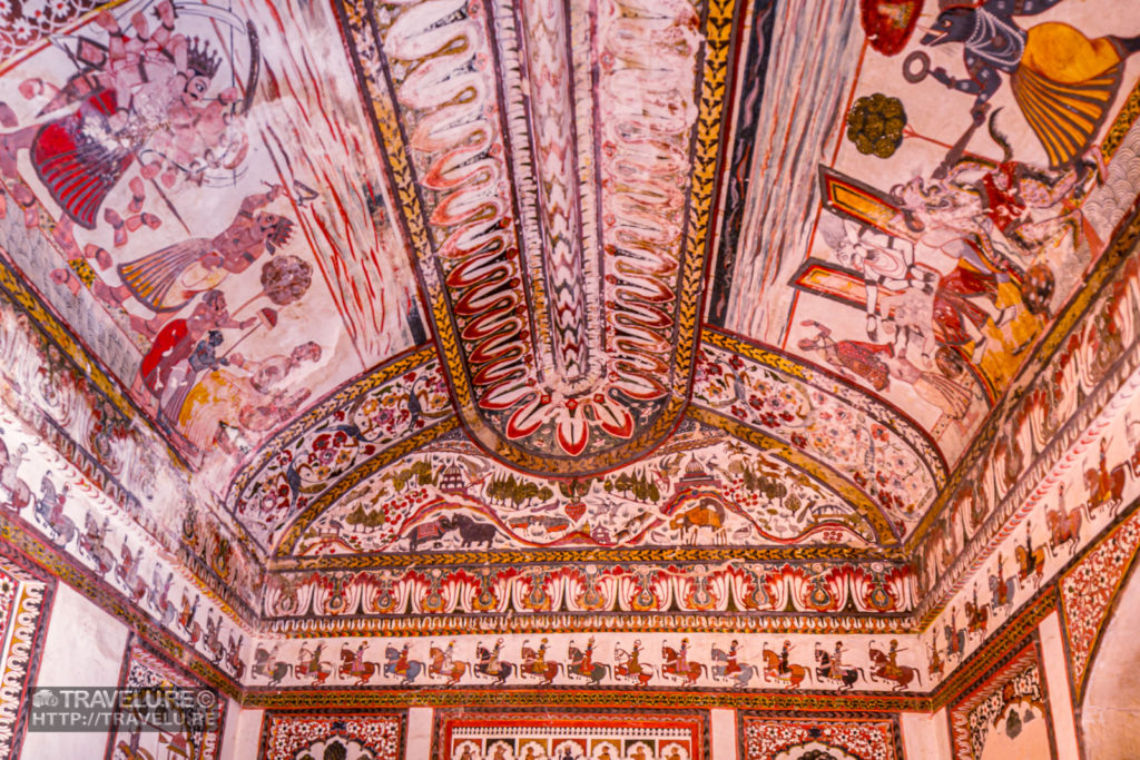 Ceiling mural in Rani Mahal, Orchha - Travelure ©