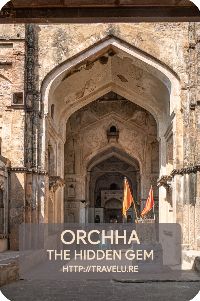 Part of the Orchha Fort complex, Orchha Palace has two distinct sections – Raja Mahal (King’s Palace) and Jahangir Mahal (Palace). While Raja Mahal typifies Bundela architecture, the Jahangir Mahal is a sterling example of Mughal architecture. - Orchha - The Hidden Gem - Travelure ©