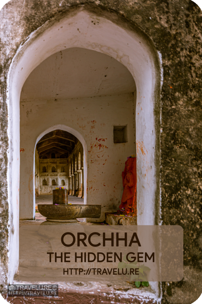 Part of the Orchha Fort complex, Orchha Palace has two distinct sections – Raja Mahal (King’s Palace) and Jahangir Mahal (Palace). While Raja Mahal typifies Bundela architecture, the Jahangir Mahal is a sterling example of Mughal architecture. - Orchha - The Hidden Gem - Travelure ©