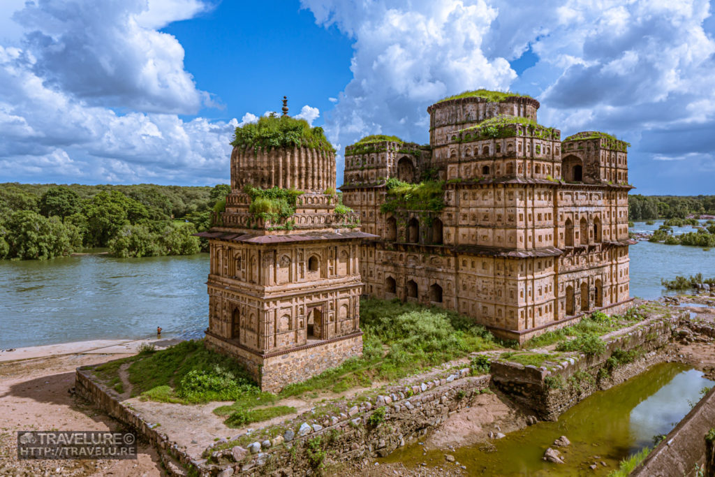 Raja Bir Singh Deo’s cenotaph stands apart from the rest as it bears a serrated dome - Orchha - The Hidden Gem - Travelure ©