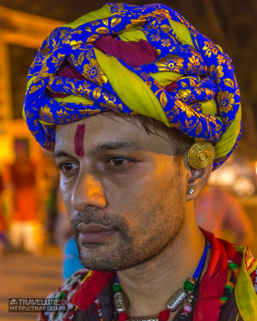 Blue turban against oranges and browns establishes depth. ISO 1600;	Focal Length 53mm;	Aperture f/4;	Shutter Speed 1/20 - Adding the third dimension - Travelure ©