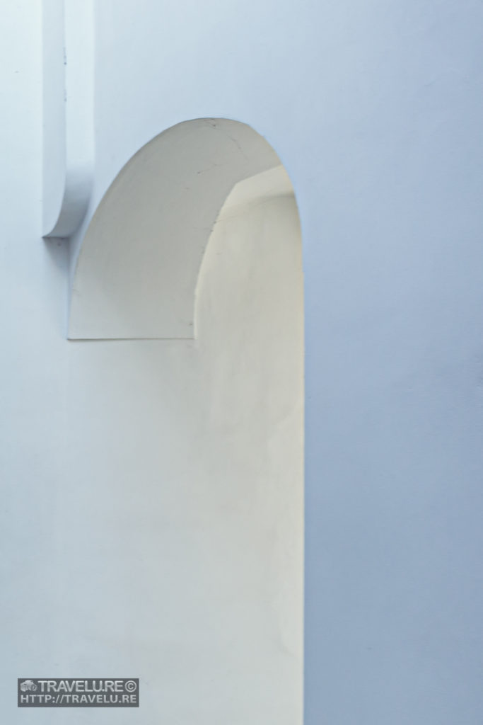 An example of white on white with a perceivable third dimension - An arch leaning over a wall. - Adding the third dimension - Travelure ©