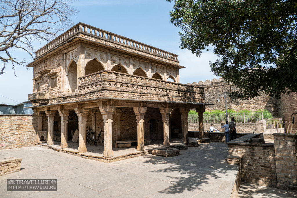 A Mughal era mosque in Chanderi - Travelure ©