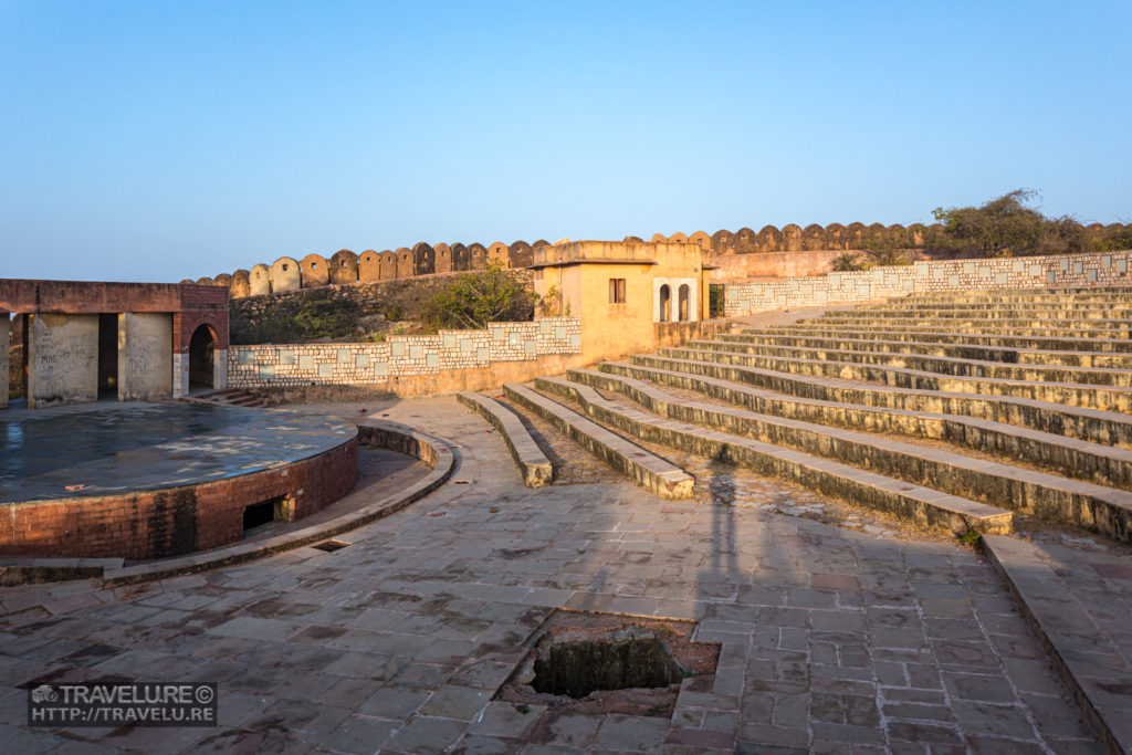 Amphitheatre inside Jaigarh Fort - Travelure ©