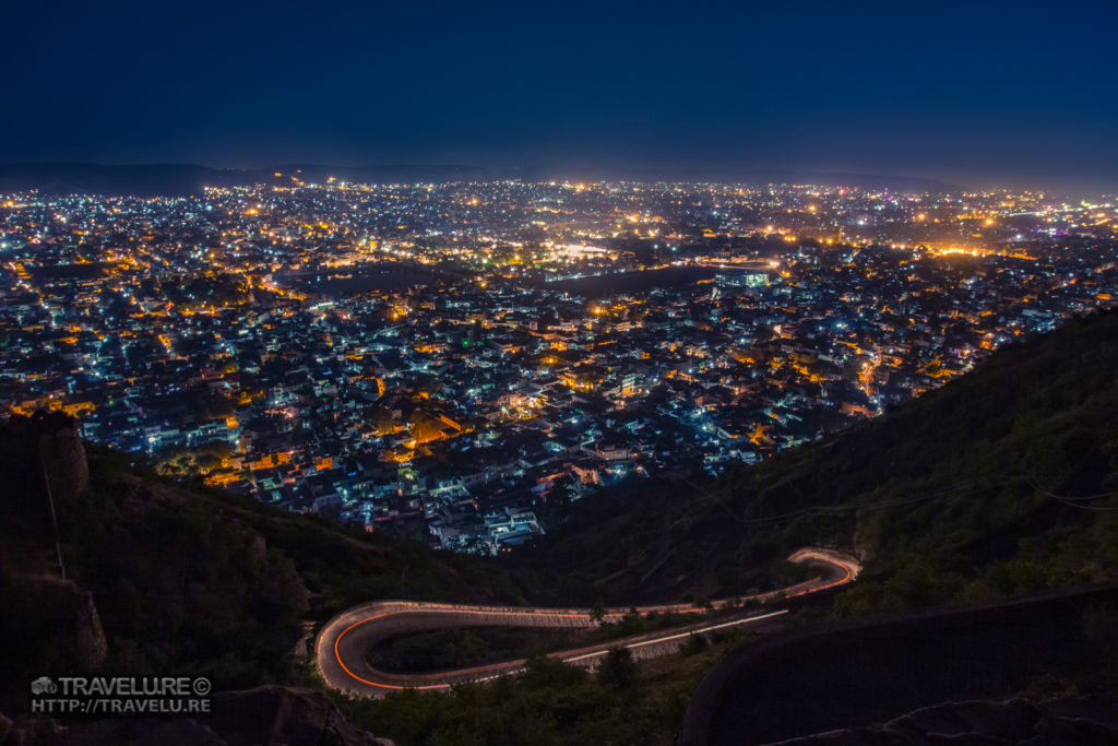 Evening view of Jaipur City from the top of the winding road - Travelure ©