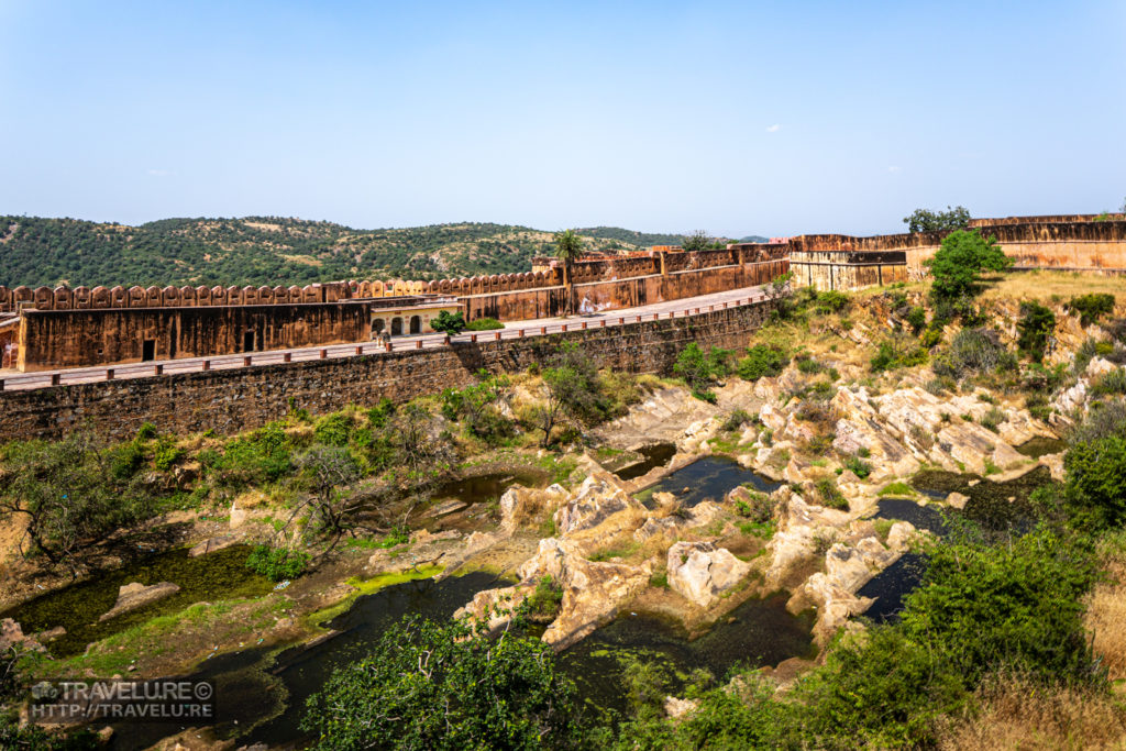 Peripheral wall of Jaigarh Fort skirts around the hilltop - Travelure ©