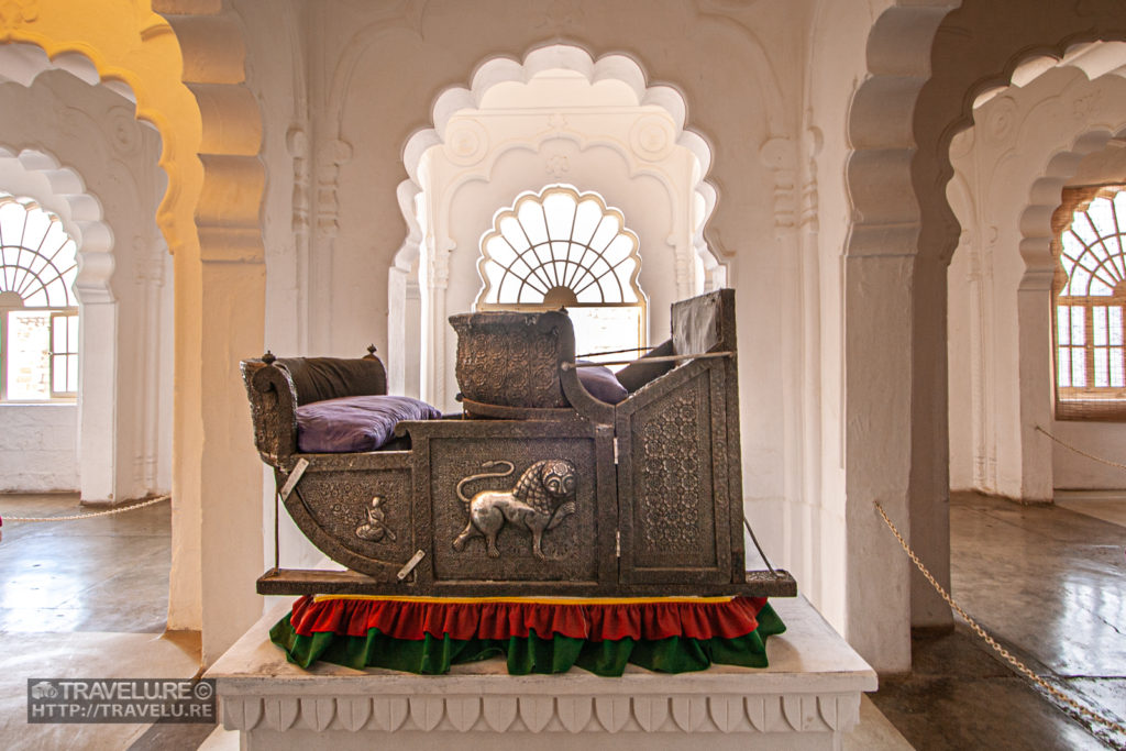 An elephant howdah on display - Travelure ©