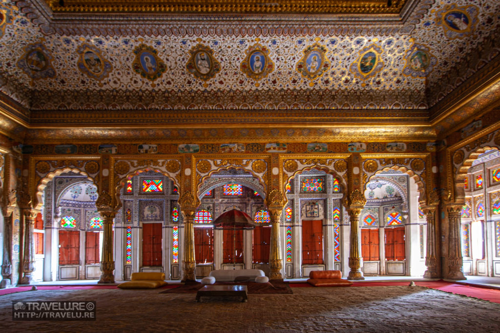 Stained glass and throne in one of the rooms - Travelure ©