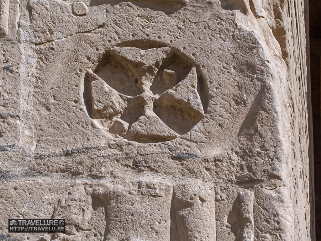 A cross, carved on a wall, a Greco-Roman influence on ancient Egypt - Travelure ©