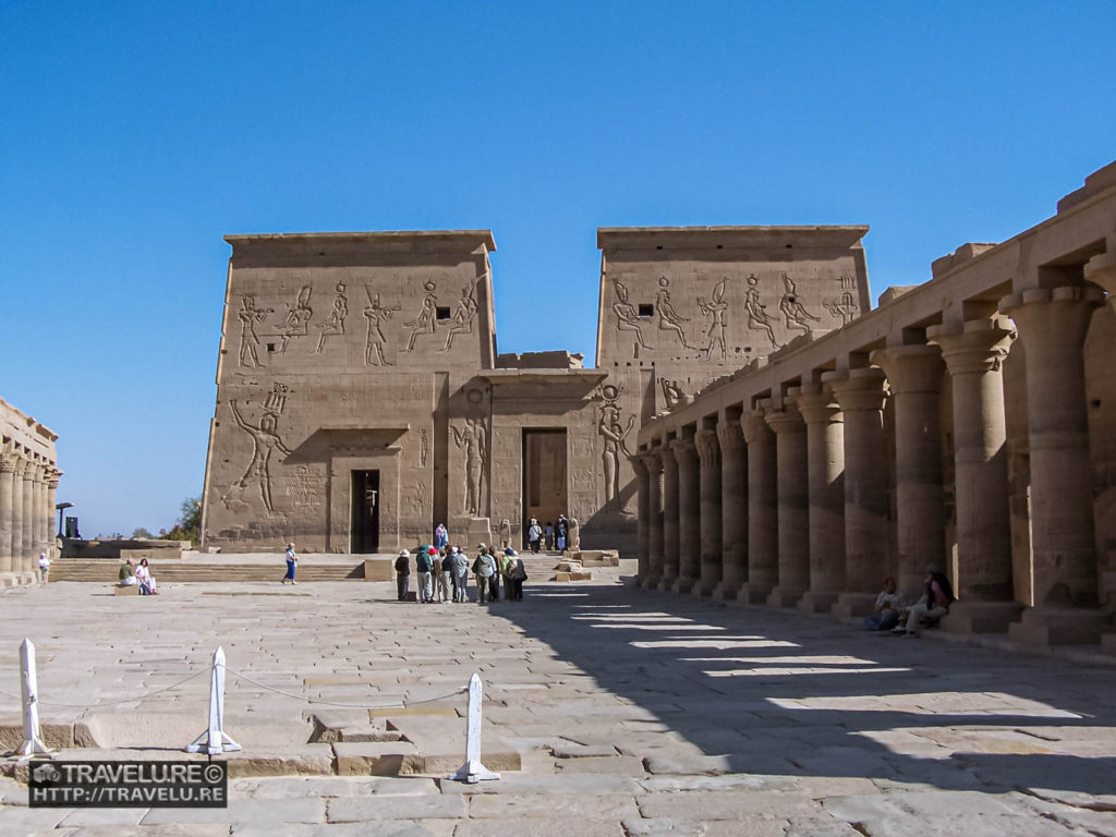 First set of pylons as seen from the 2 colonnades - Travelure ©