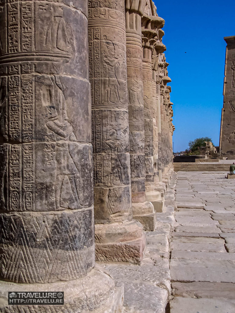 The giant pillars of the western colonnade along the processional path - Travelure ©