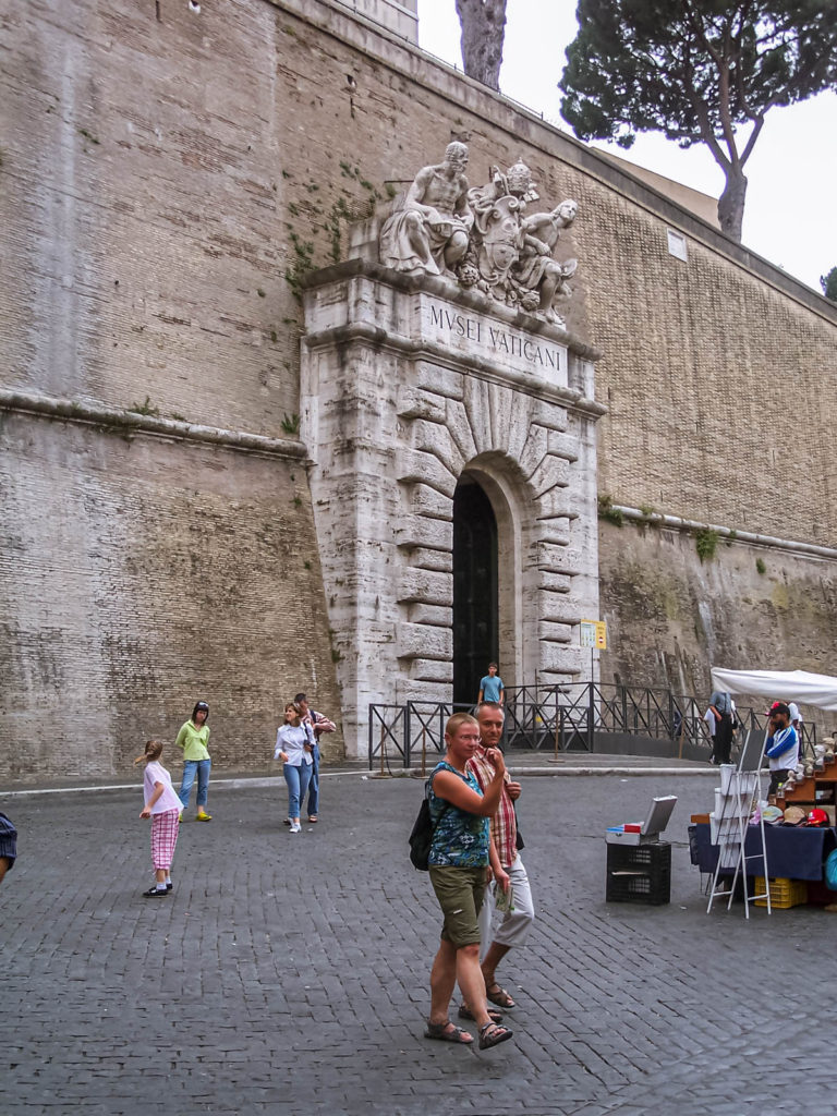 The tour entrance to Vatican Museums - Travelure ©