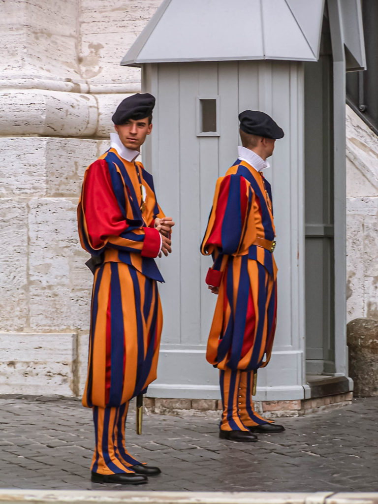 Swiss Guards in their colourful uniform - Travelure ©