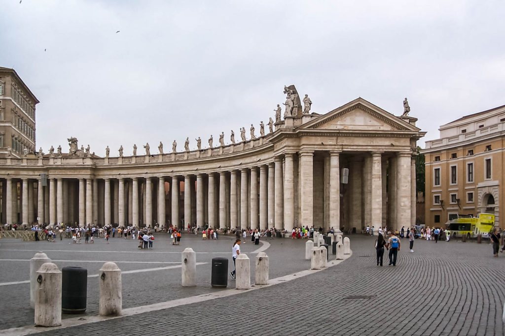 The white line marks the Vatican-Italy border - Travelure ©