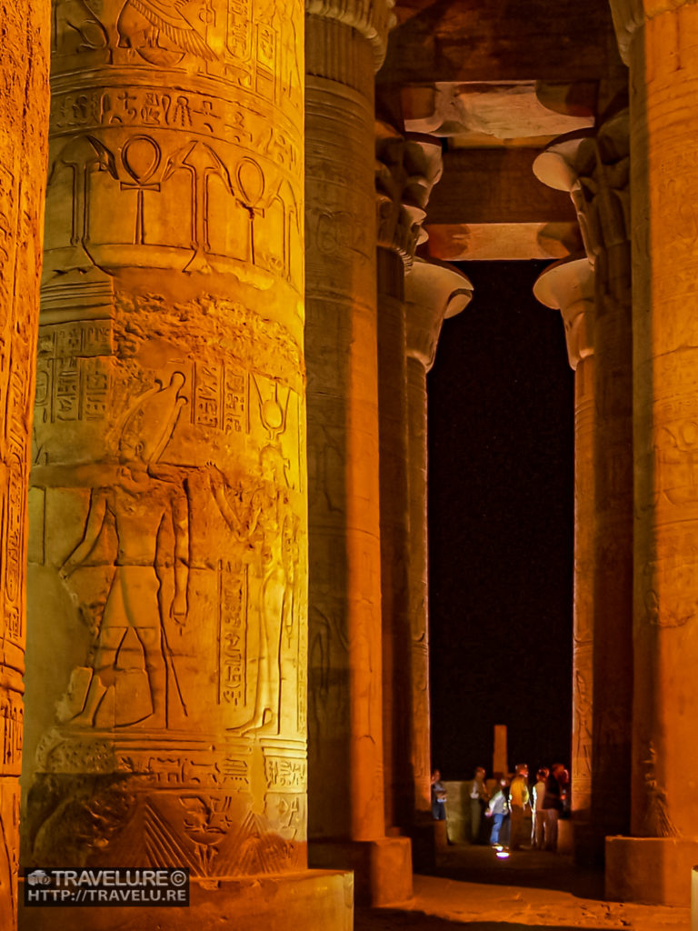 Elaborate bas reliefs on the pillars of the hypostyle hall - Travelure ©