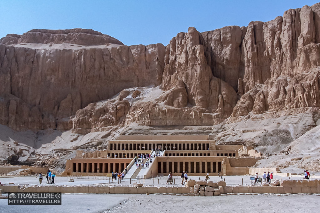 The imposing mortuary temple of Hatshepsut - Travelure ©