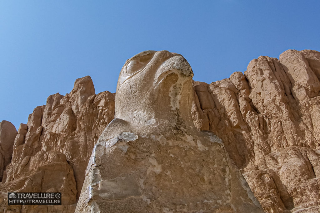 If kings are here, can gods be far behind? A statue of Horus in the valley. - Travelure ©