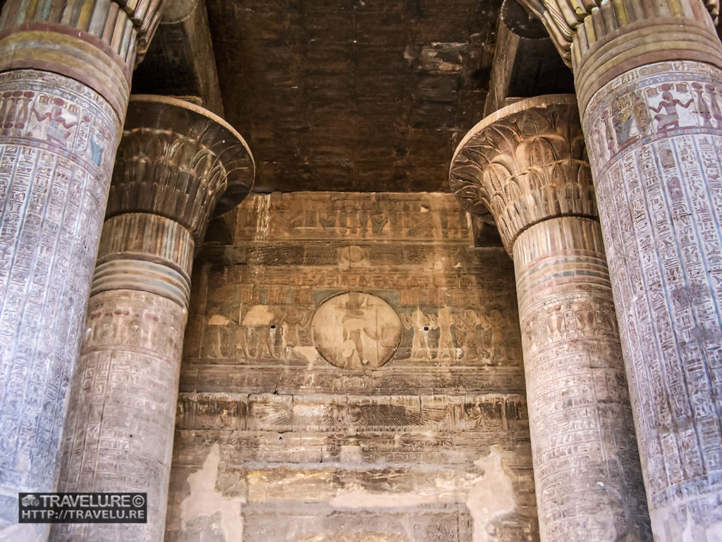 Murals and hieroglyphs on the pillars - Travelure ©