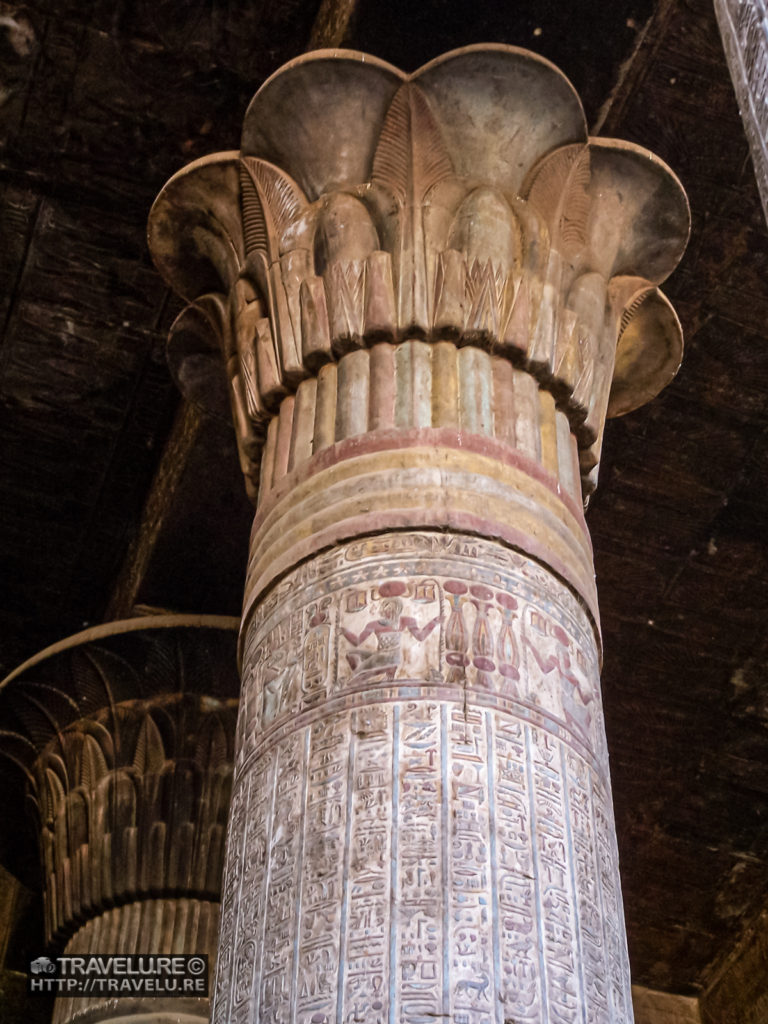 Pillar detail and its floral capital - Travelure ©