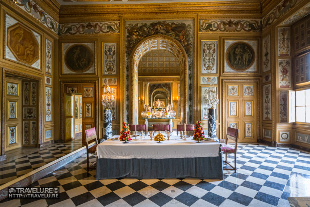 A dining hall with ornate interiors - Travelure ©