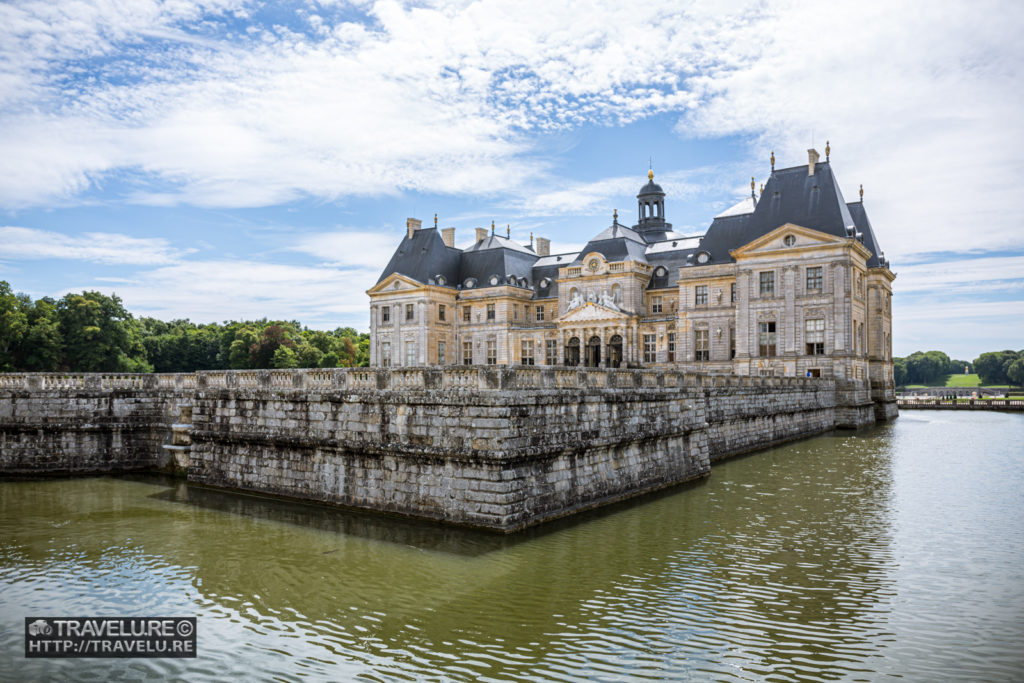 The chateau surrounded by a moat - Travelure ©