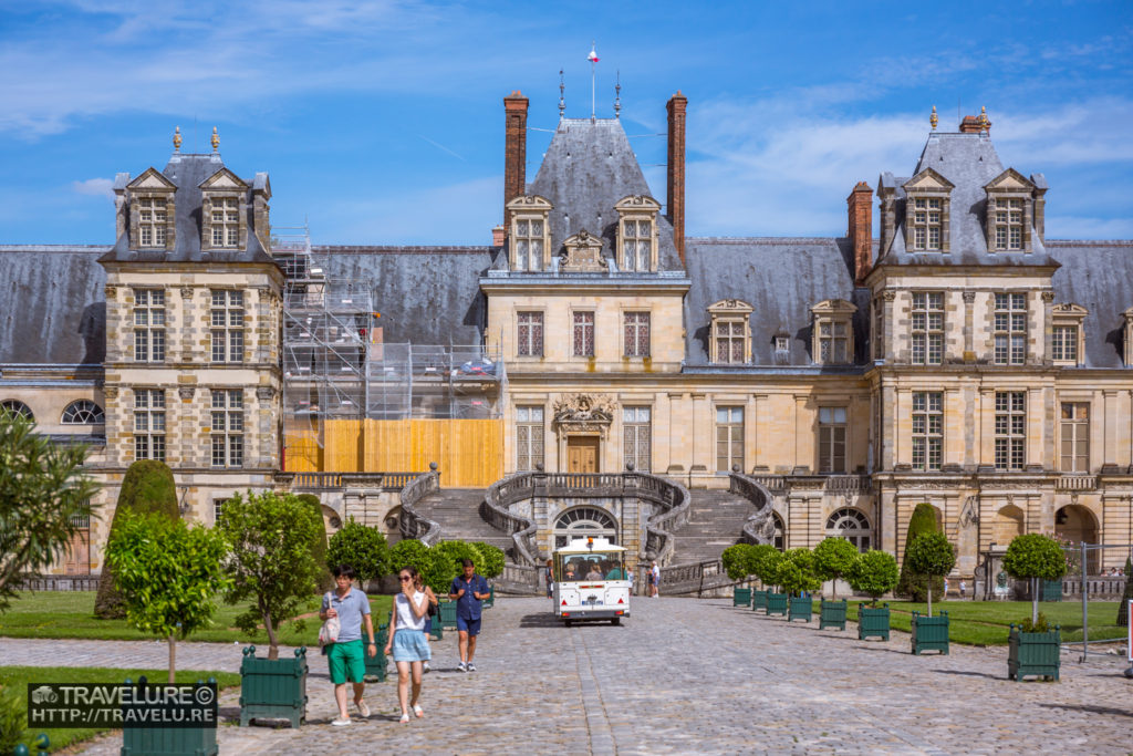 The front facade of Chateau de Fontainebleau - Travelure ©