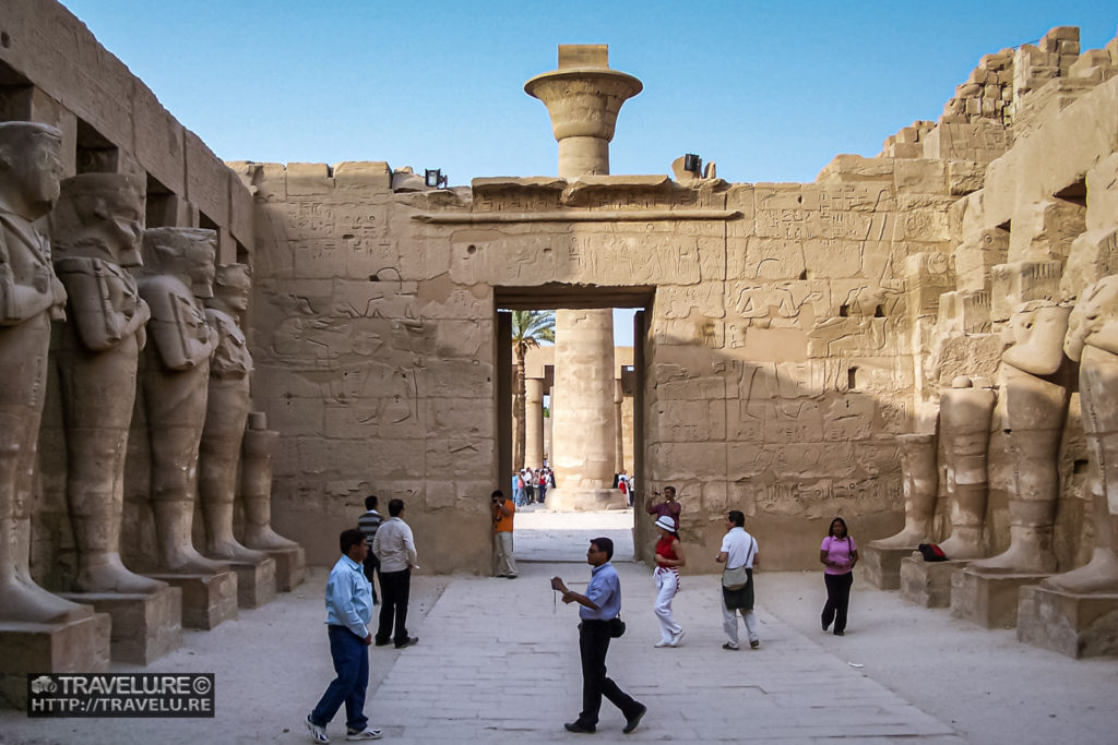 A giant pillar peeps through from behind a doorway - Travelure ©