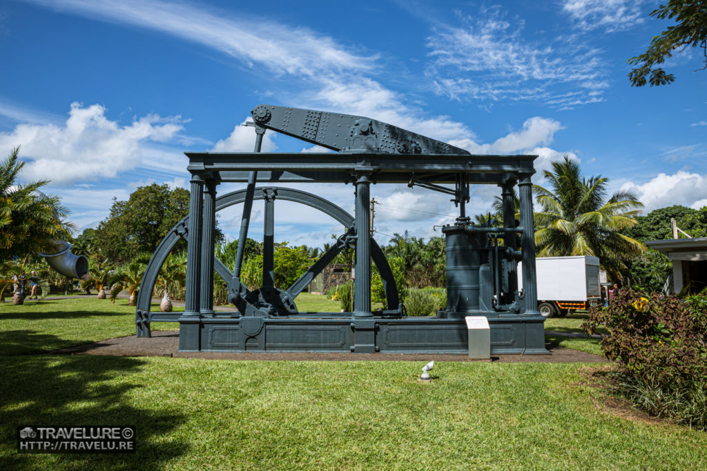 The old sugarcane crushing machinery at L'Aventure Du Sucre - Travelure ©