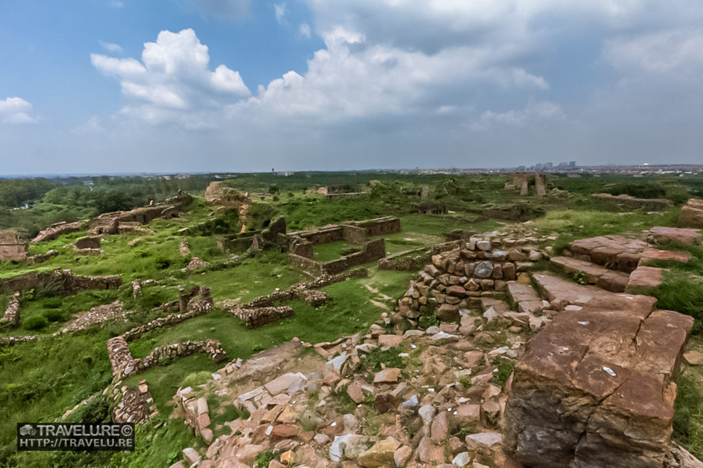 A panoramic view of Tughlaqabad Fort - Travelure ©