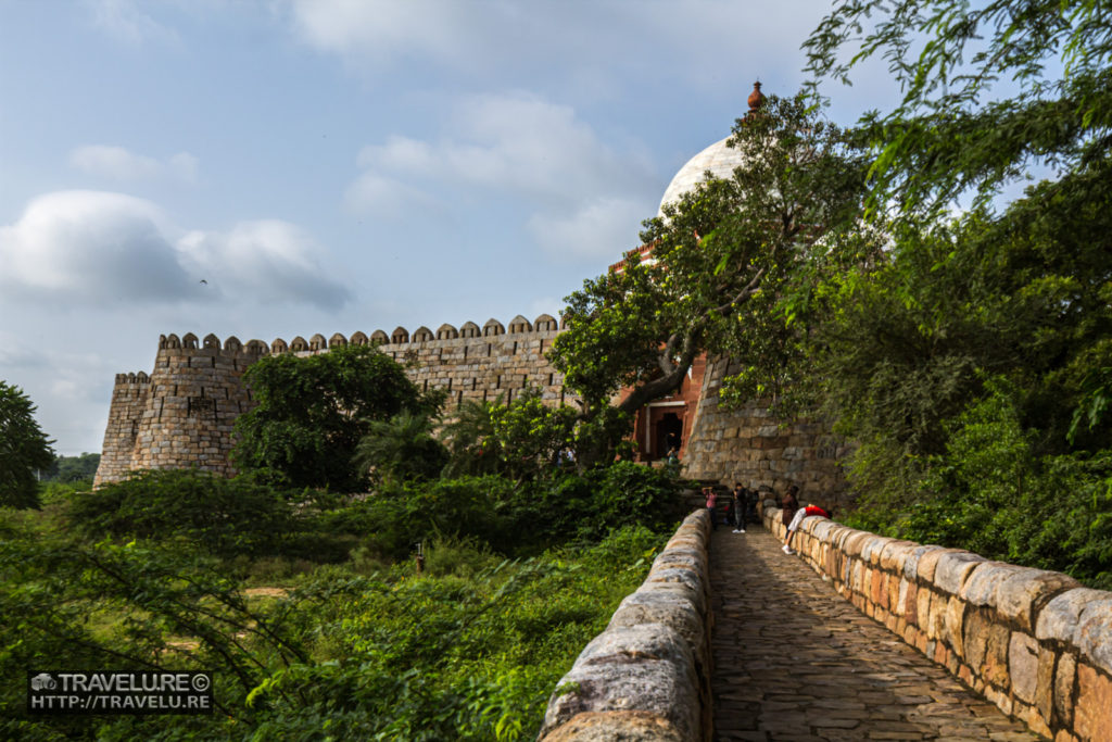 South gate. The path to the fort is not straight - Travelure ©