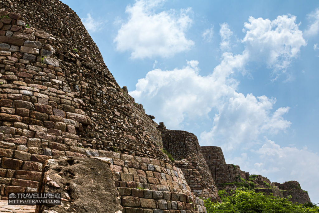 Walls with massive base, typical of Tughlaq-era architecture - Travelure ©