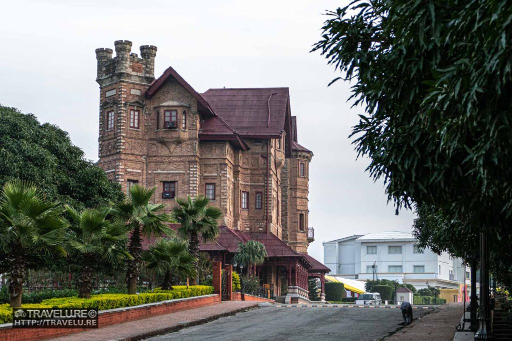 Art Deco facade of Hari Niwas Palace (right(, lies just beyond Amar Mahal - Travelure ©